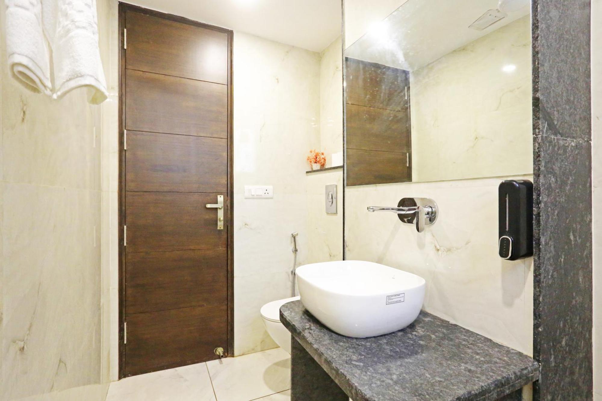 Hotel Mayfair Just A Minute Away From New Delhi Railway Station And Connaught Place Buitenkant foto